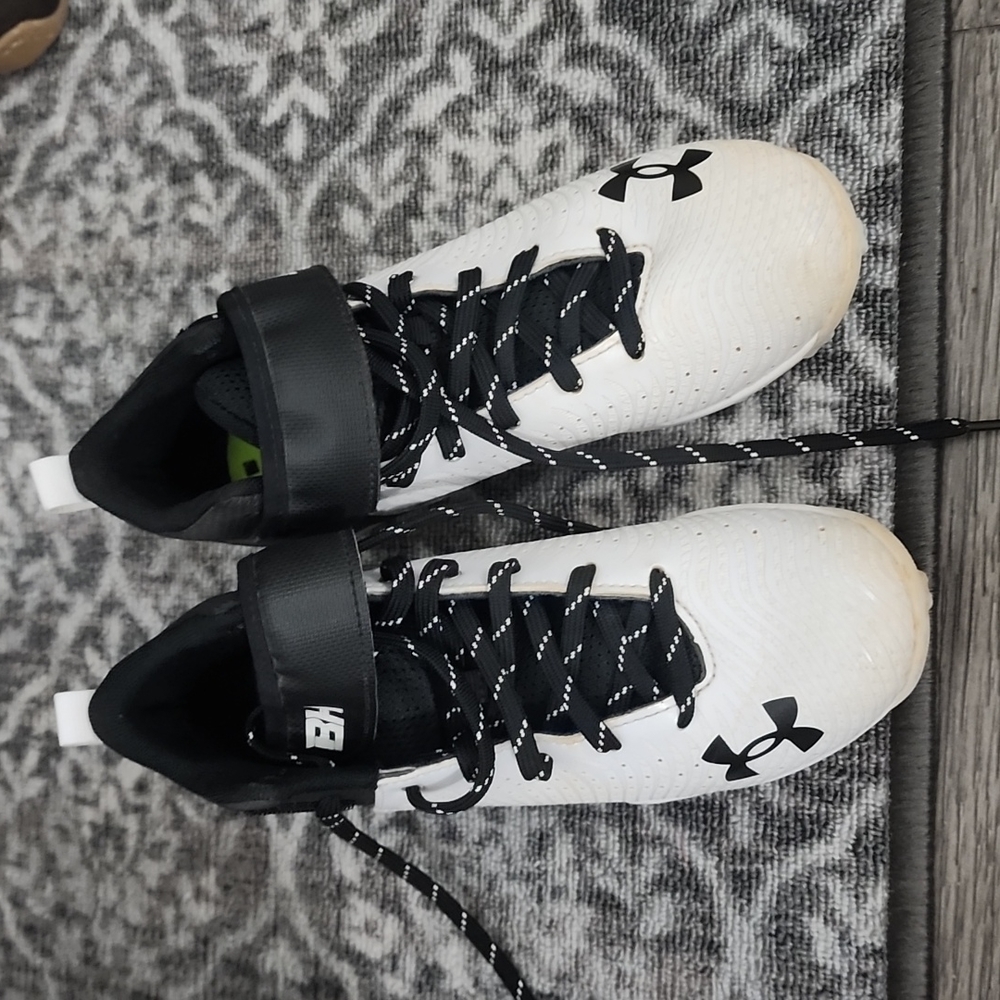 Under Armour baseball cleats like new only worn once size 3.5 youth